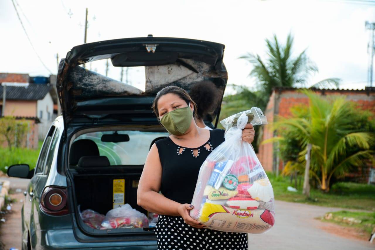Alimentos arrecadados na live da Anitta são entregues a mães solteiras no Acre