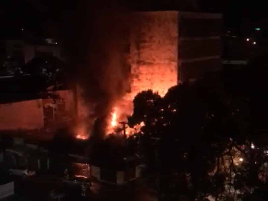 Incêndio na madrugada desta sexta destrói comércios em frente ao Pronto Socorro