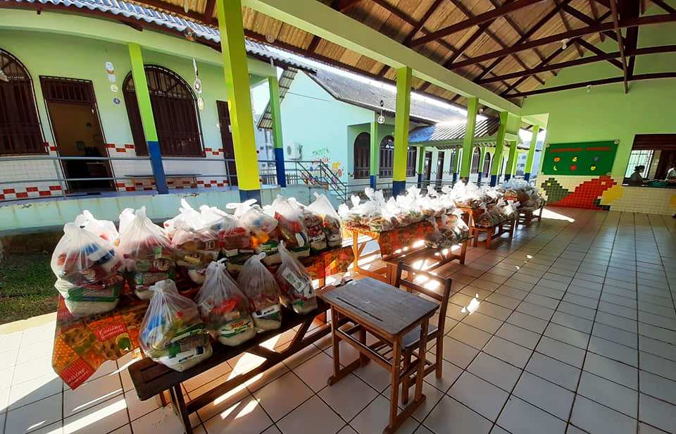 Educação distribui alimentos da merenda escolar para famílias carentes no AC