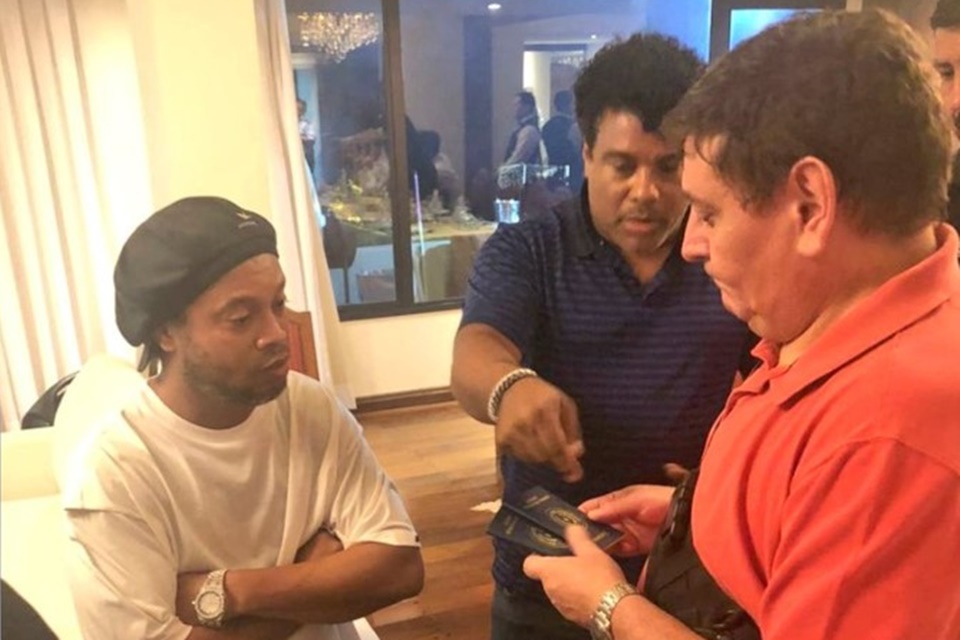 Defesa de Ronaldinho aproveita “quarentena inteligente” e move recurso