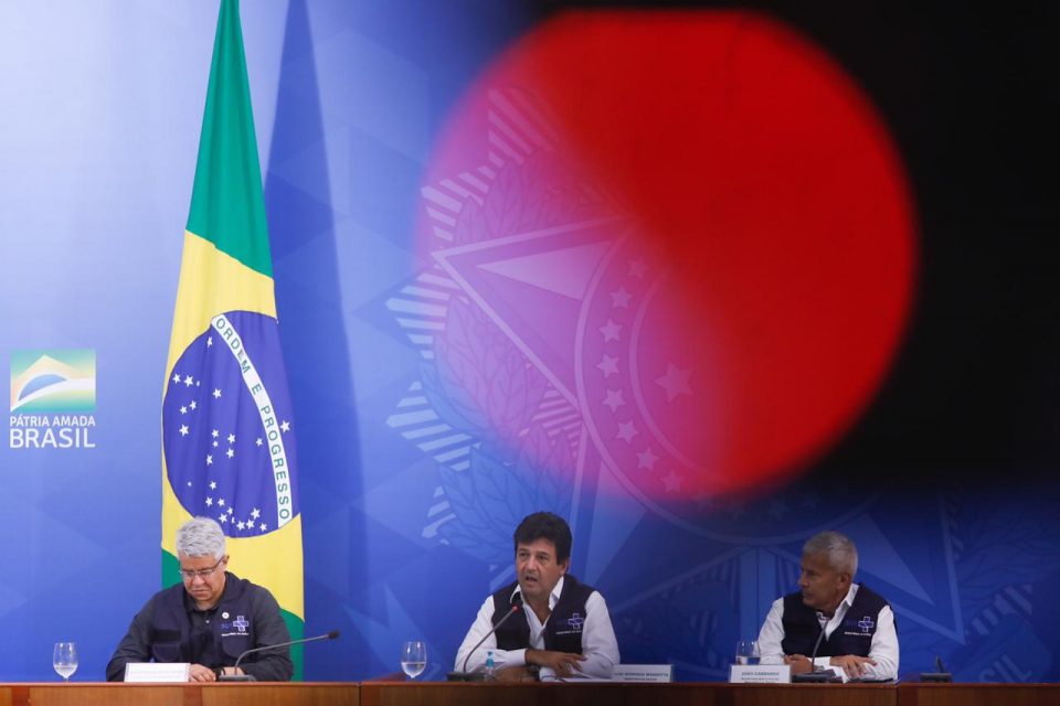 Ex-ministro da Saúde, Mandetta é contra a volta do futebol agora no Brasil