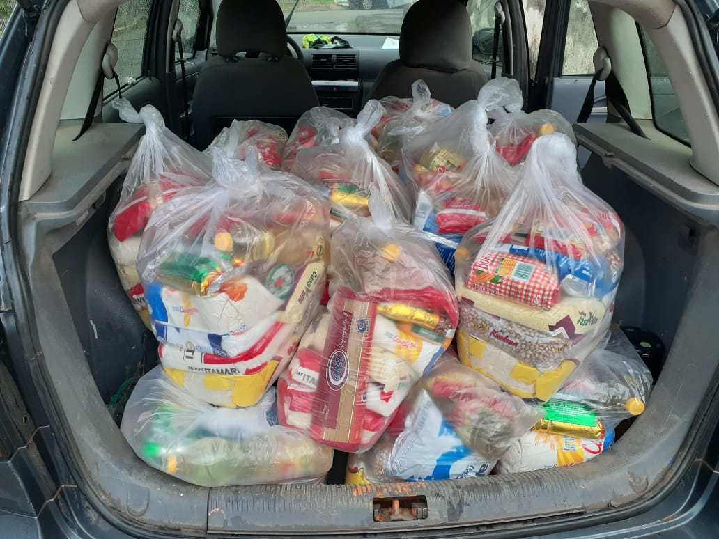 Motoristas de veículos rebaixados arrecadam alimentos e brinquedos para doação