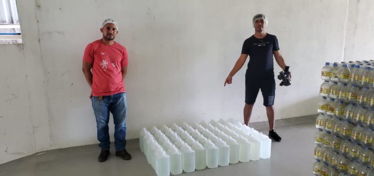 Indústria que fabrica cachaça no AC doa mais de 2 mil litros de álcool 70 para instituições
