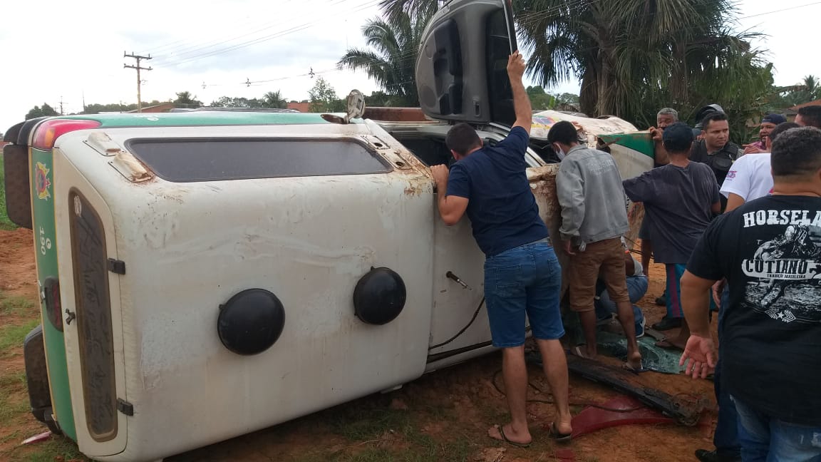 Viatura da PM capota na BR-364 e deixa militar gravemente ferido em Rio Branco