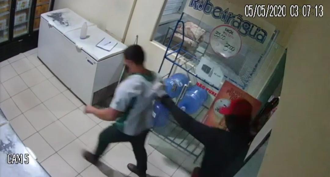 Trio assalta posto de combustíveis no interior, leva dinheiro e uma caixinha de cerveja