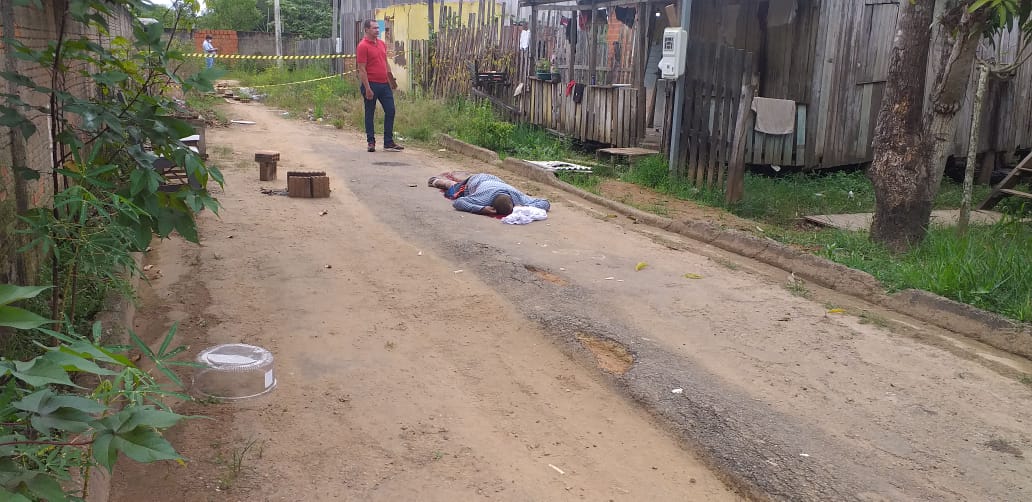 Homem é morto á tiros na frente da própria residência na Vila Acre