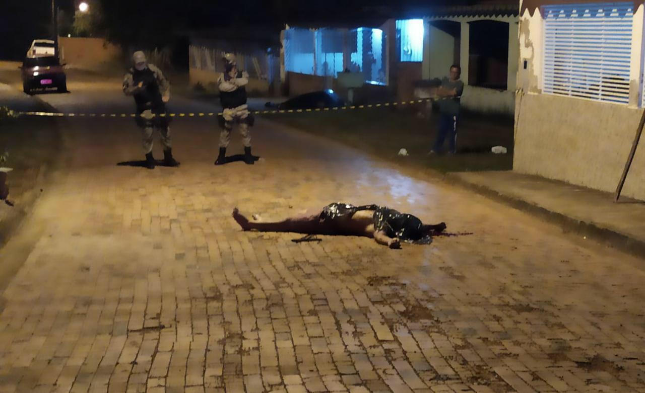 Após ver a mãe sendo agredida, enteado mata padrasto a ripadas e ela o entrega a polícia