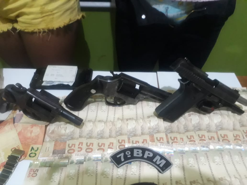 PM prende trio em táxi na BR-364 com armas, munições, dinheiro e maconha