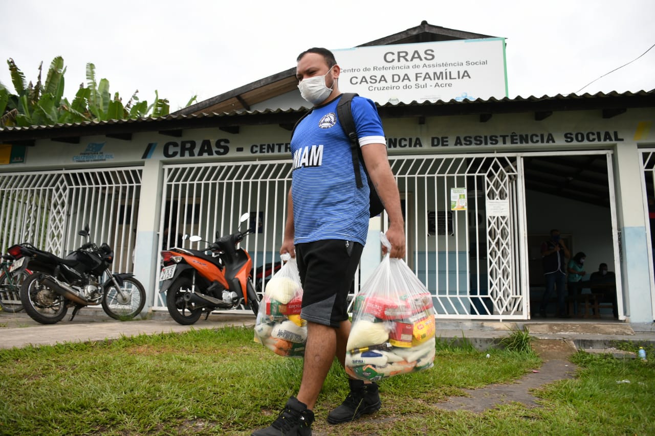 Ilderlei Cordeiro entrega 1 mil cestas básicas do Programa “Cesta Feliz”