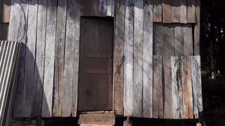 Família que mora próximo a esgoto no AC com crianças pede ajuda para conseguir lar