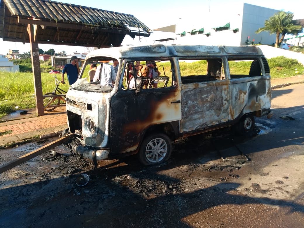 Combi pega fogo enquanto motorista para em posto para abastecer no Acre