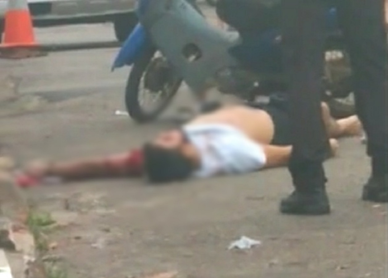 Jovem perde controle da moto, bate em poste e morre; acidente deixa mulher em estado grave