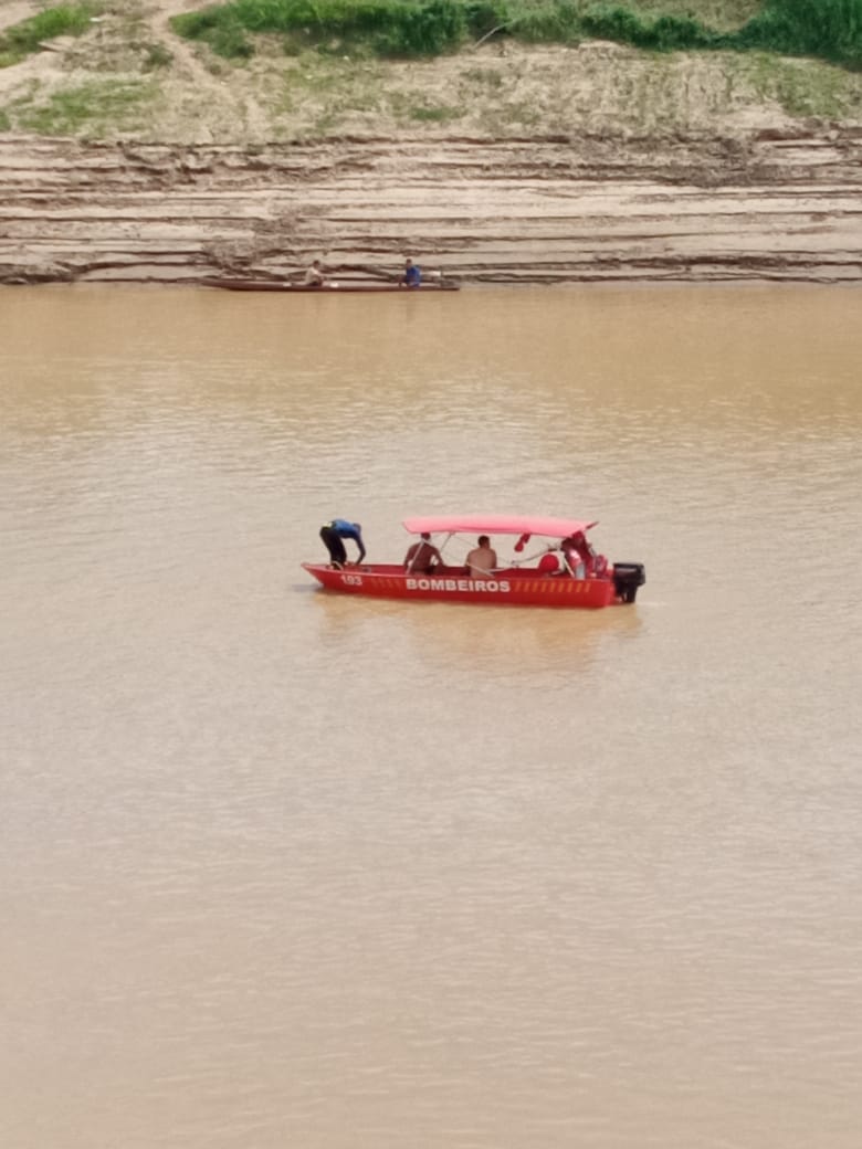 Embarcação naufraga em Sena e homem está desaparecido nas águas do Rio Iaco