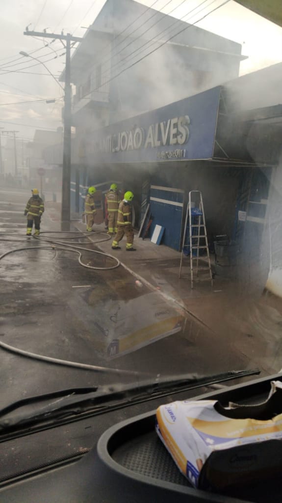 Grande incêndio atinge comércio em CZS e mobiliza 45 bombeiros em trabalho de 5H