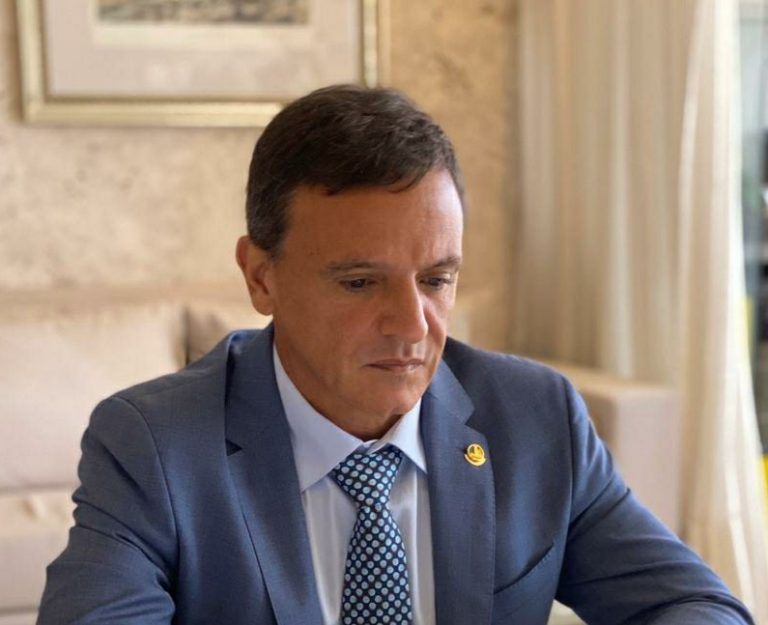 Bittar e assessores vivem momentos de tensão em avião durante temporal no AC