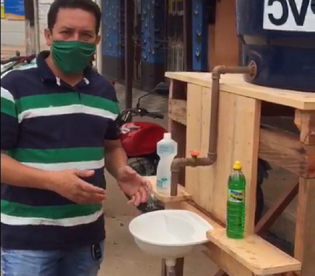 Em Tarauacá, empresário improvisa pias com água e sabão em locais de grande movimento
