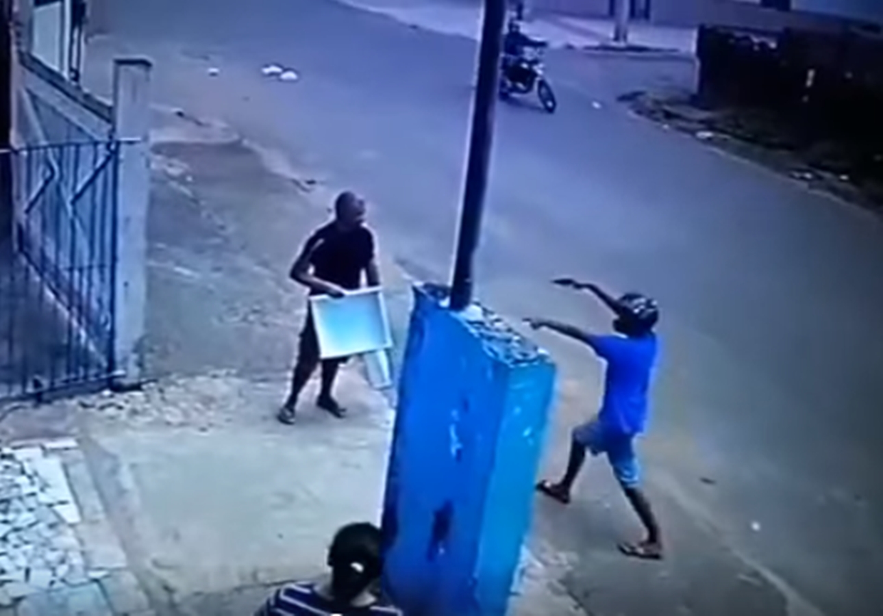 Vídeo: Na Capital, homem reage e bate com gaveta em assaltante após ter arma apontada
