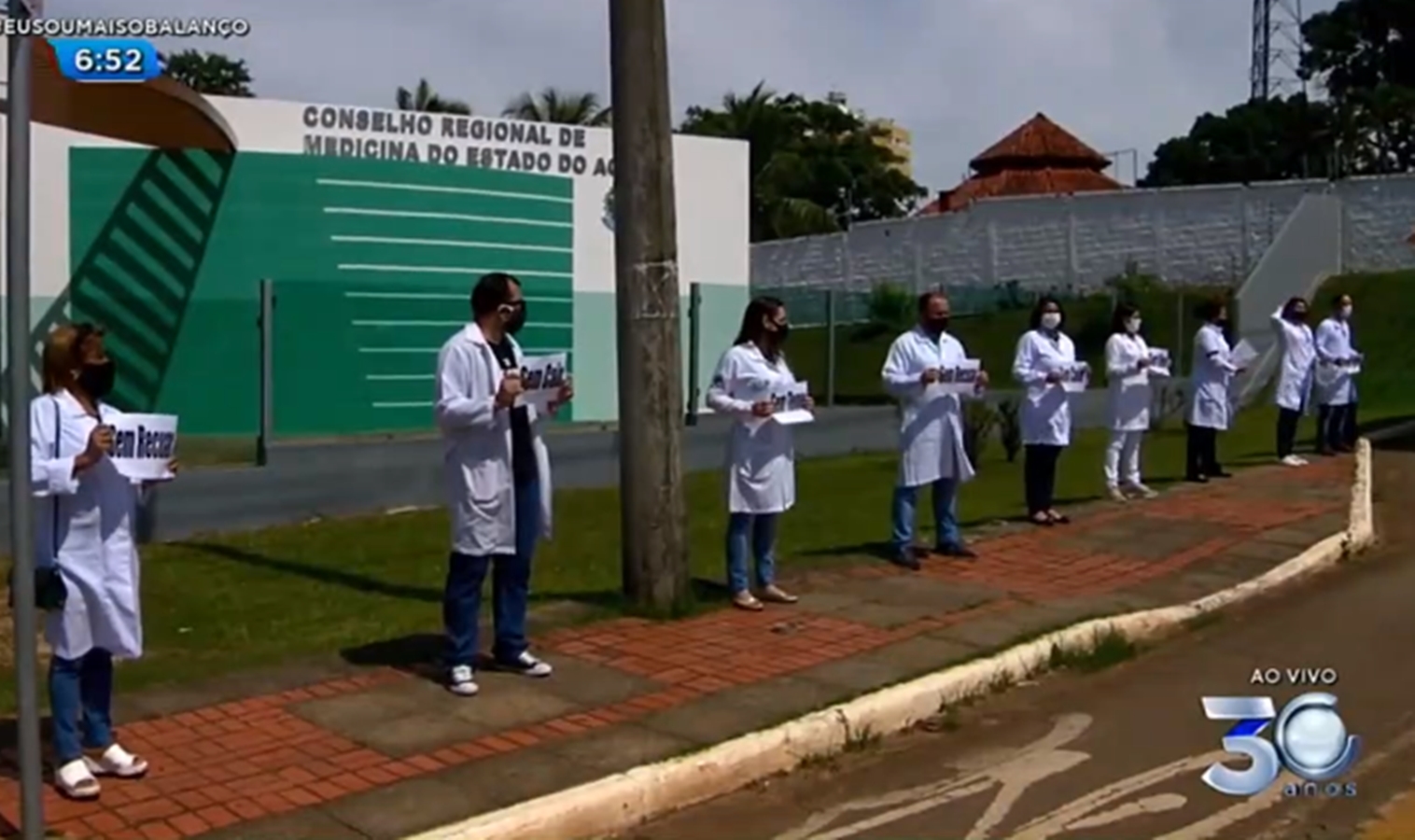 Médicos acreanos fazem manifestação em frente ao CRM e contam com apoio de Alan Rick