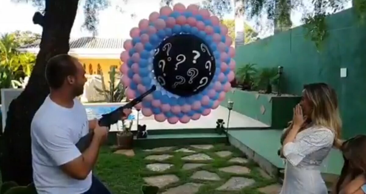 Filho de Bolsonaro dispara arma em chá de revelação e vídeo gera revolta