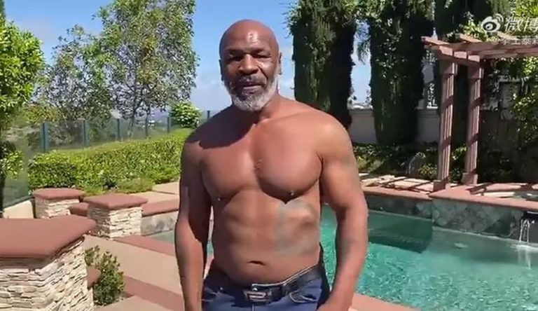Aos 54 anos, Mike Tyson massacra técnico brasileiro em treino