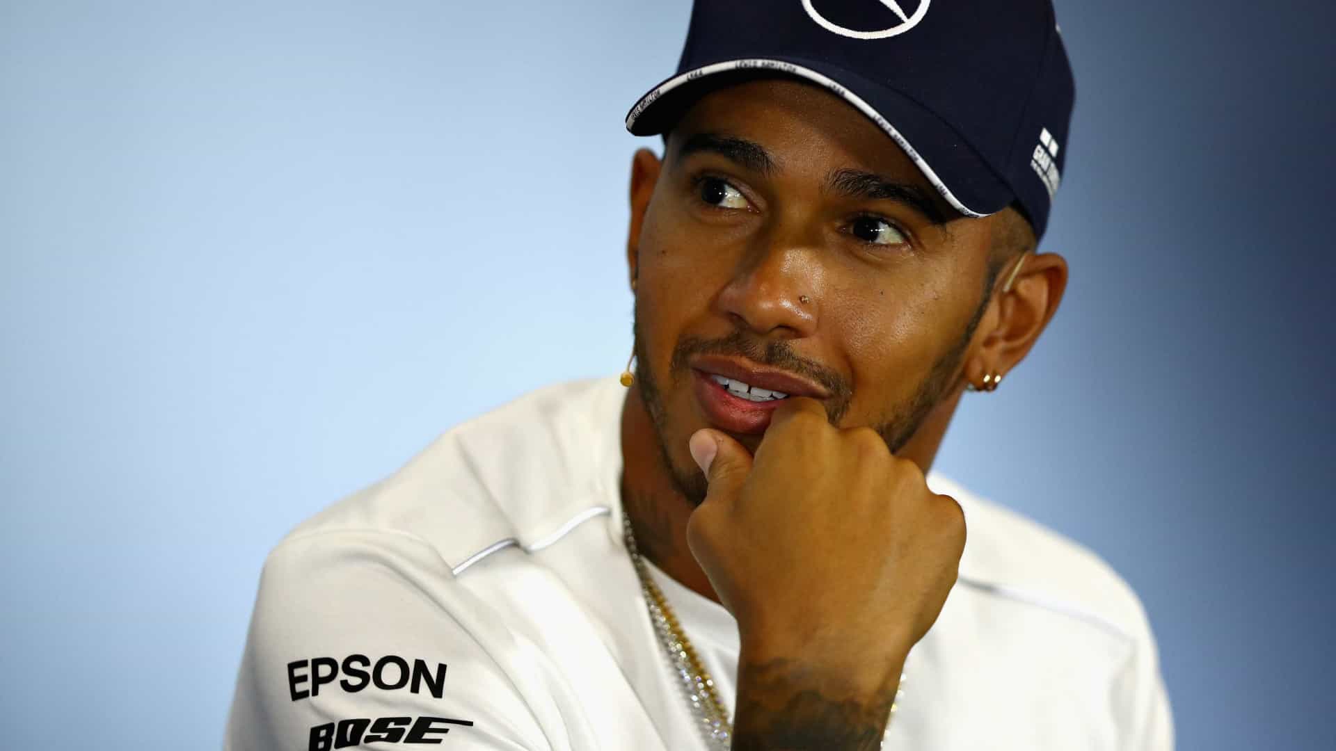 Hamilton critica policiais por violência contra negros: ‘Uma desgraça’