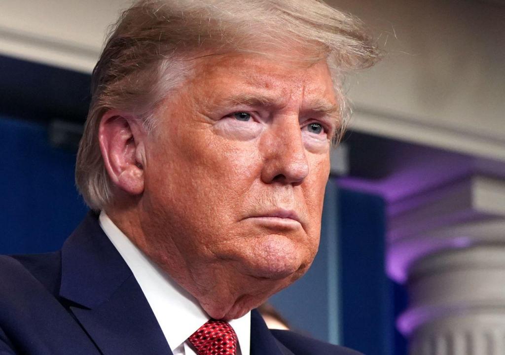 Trump diz que não assistirá mais futebol por mudança na regra sobre hino