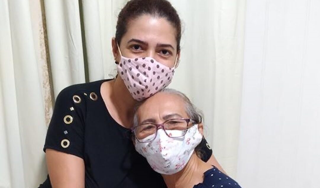 Idosa de 74 anos é curada da covid-19 e filha diz que segredo é não abandonar