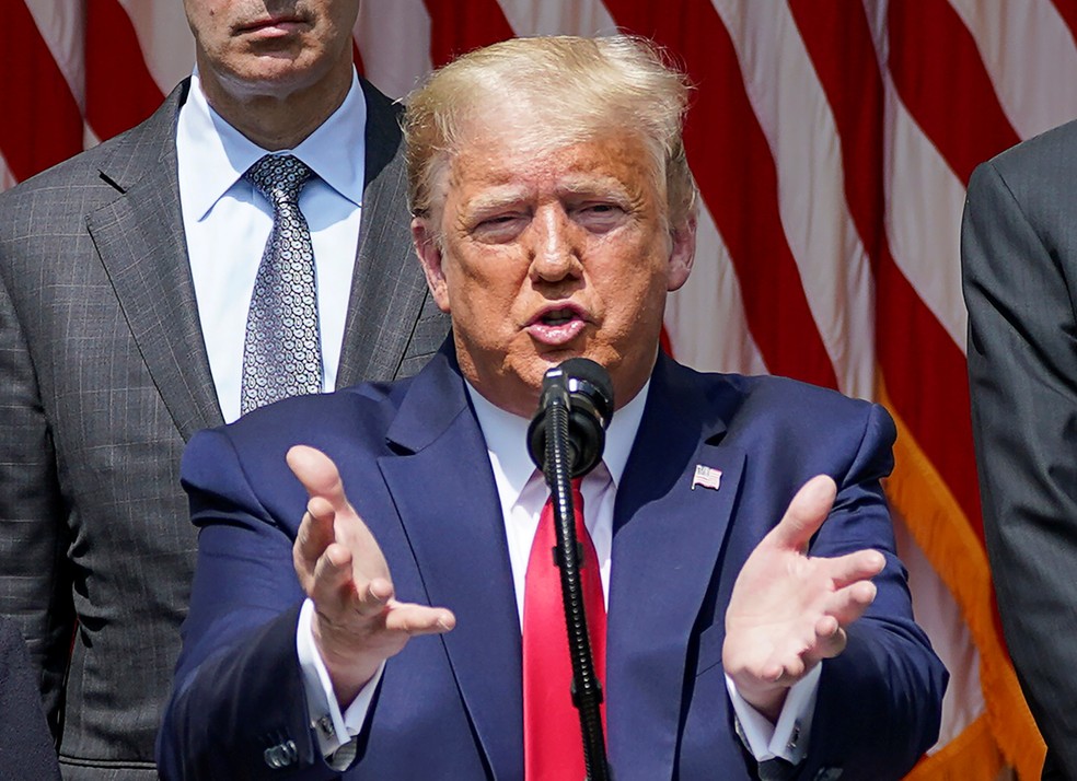 Trump diz que teria 2,5 milhões de mortos se agisse como Brasil
