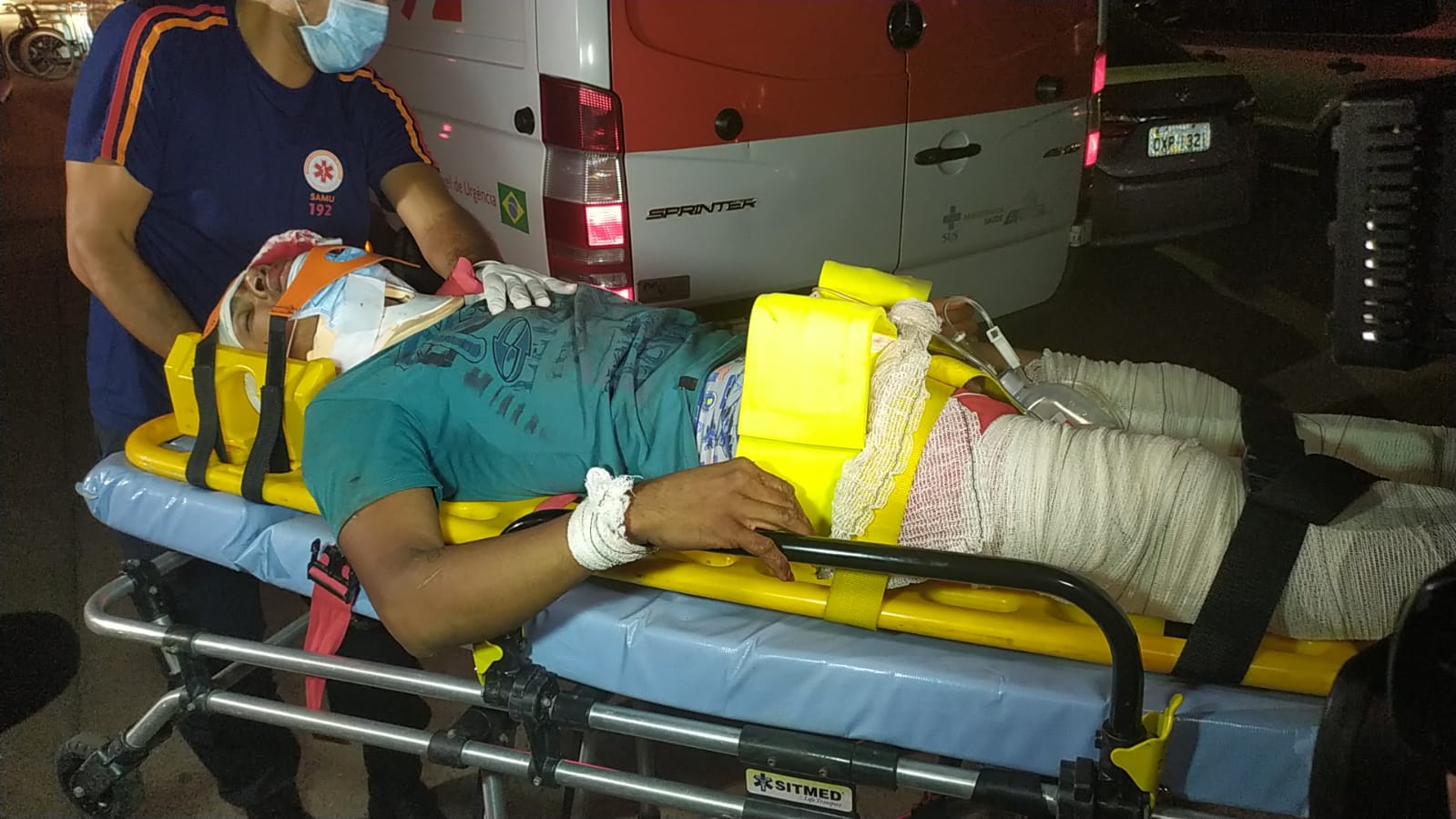 Jovem fica em estado grave após colidir com veículo parado na Transacreana