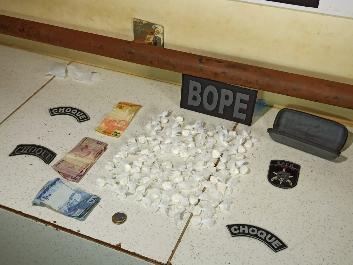Polícia fecha boca de fumo e trio é preso com cocaína no bairro Nova Estação