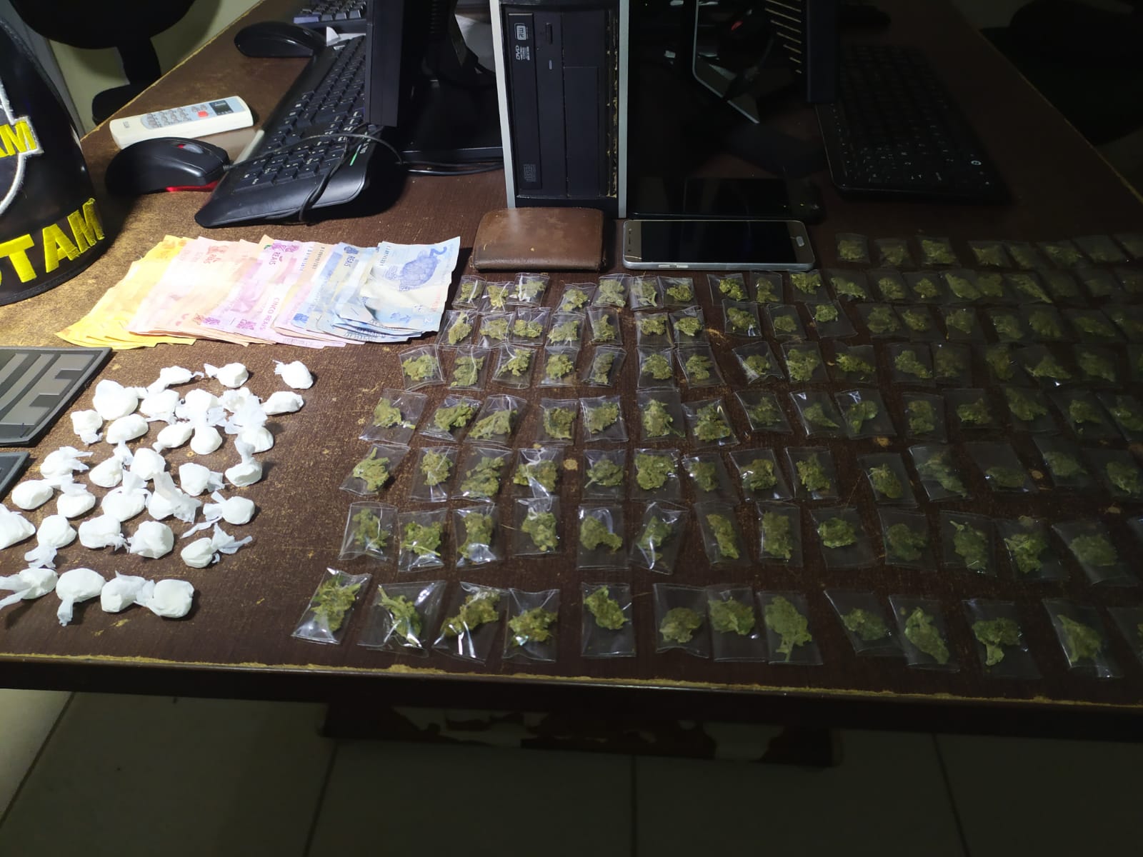Polícia fecha ‘boca de fumo’ no Rosalinda, prende dois e apreende um menor