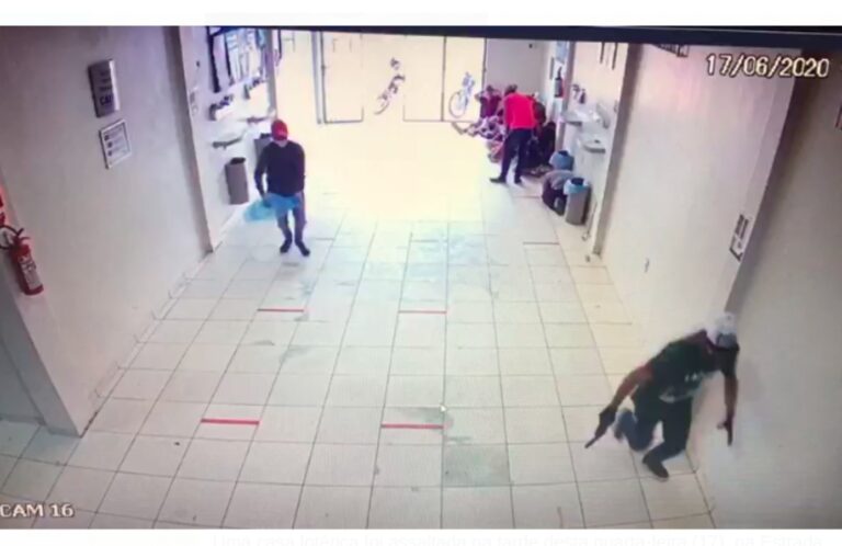 Vídeo: bandidos invadem lotérica, rendem clientes e levam dinheiro do caixa