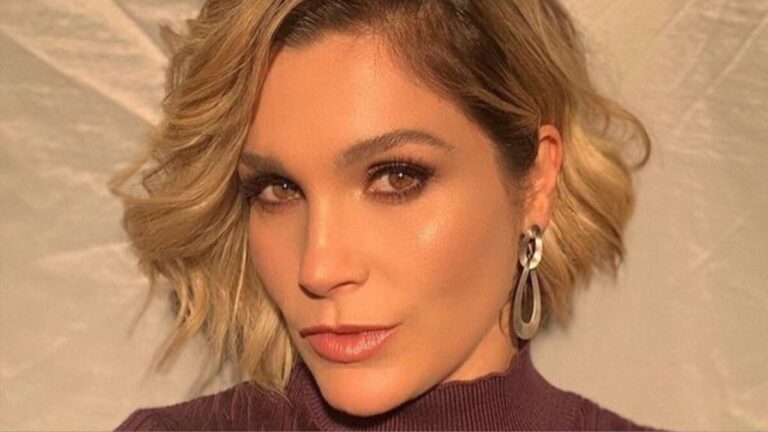 De maiô fio-dental, Flávia Alessandra renova bronzeado em cachoeira; veja foto