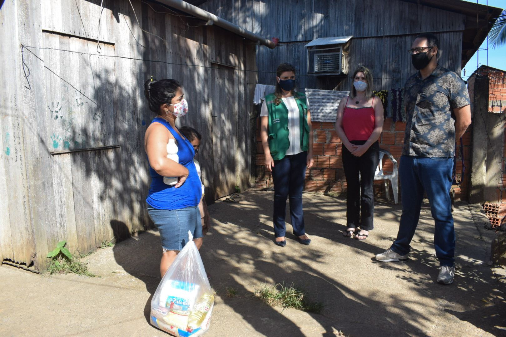 Prefeitura de Rio Branco faz entrega de cestas básicas para artistas