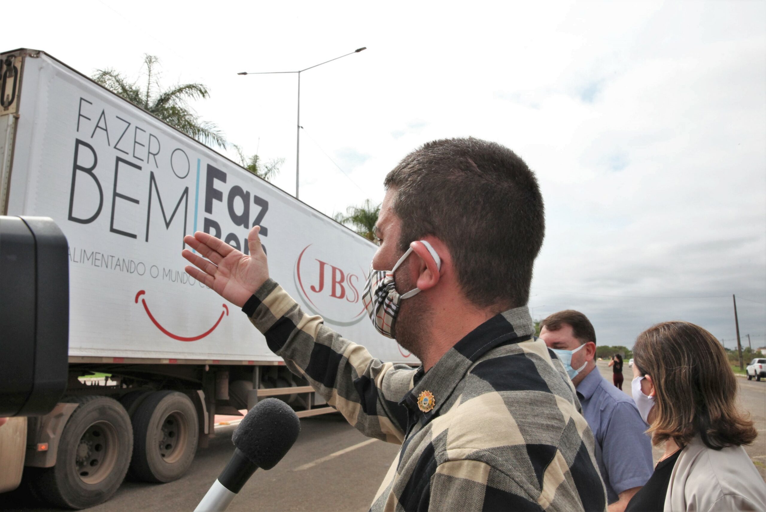 Carretas com respiradores e equipamentos de proteção individual doados por grupo JBS chegam ao Acre