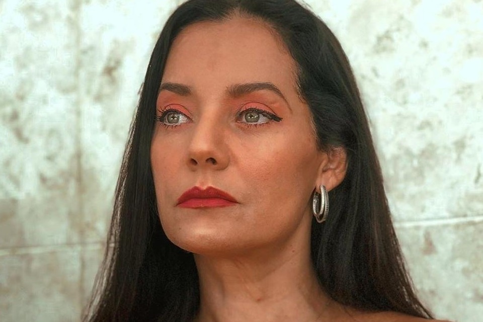 Musa dos anos 90, Mônica Carvalho aparece só de toalha no banheiro