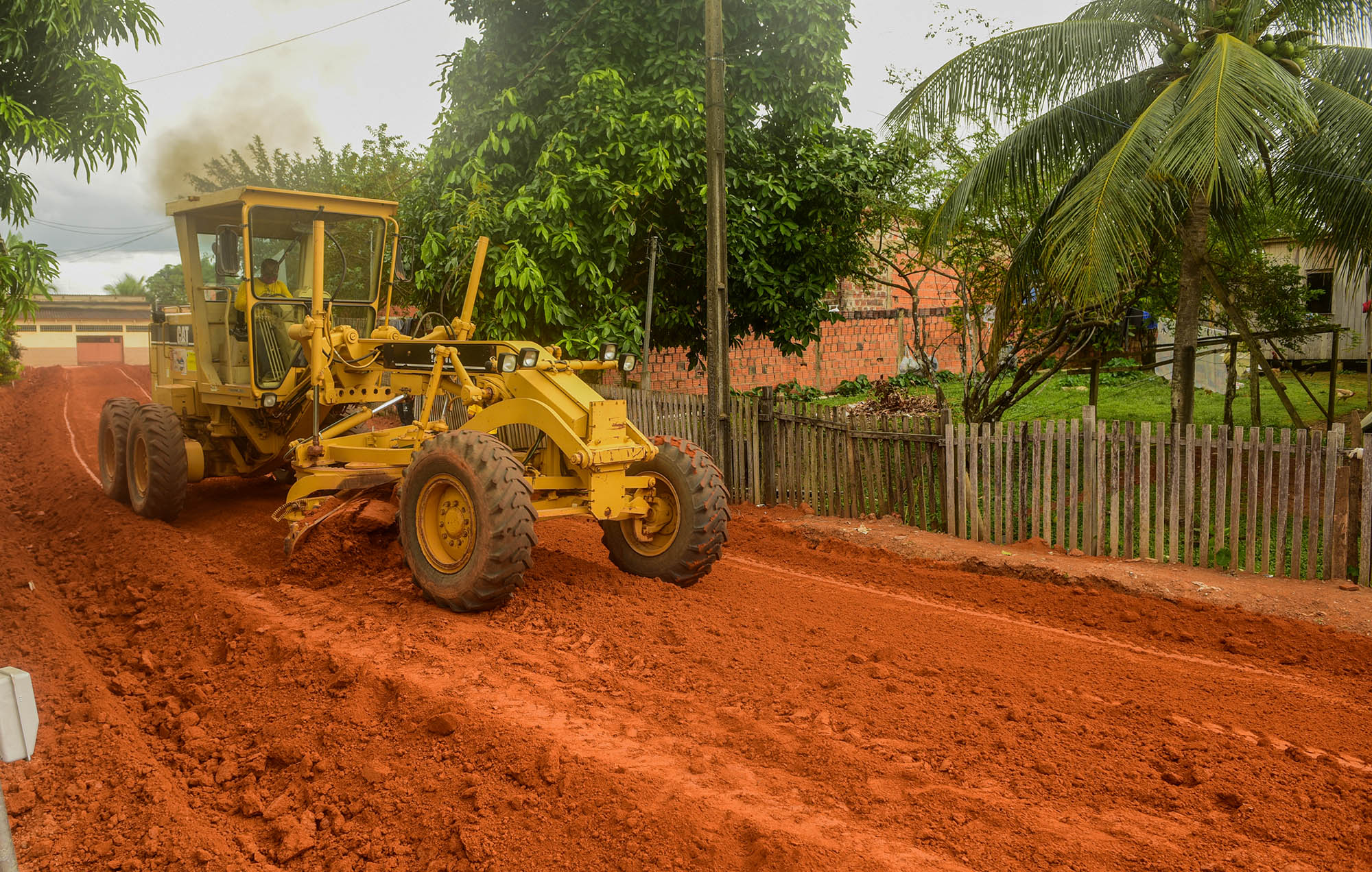 Prefeitura de Rio Branco recupera rua de terra no Montanhês