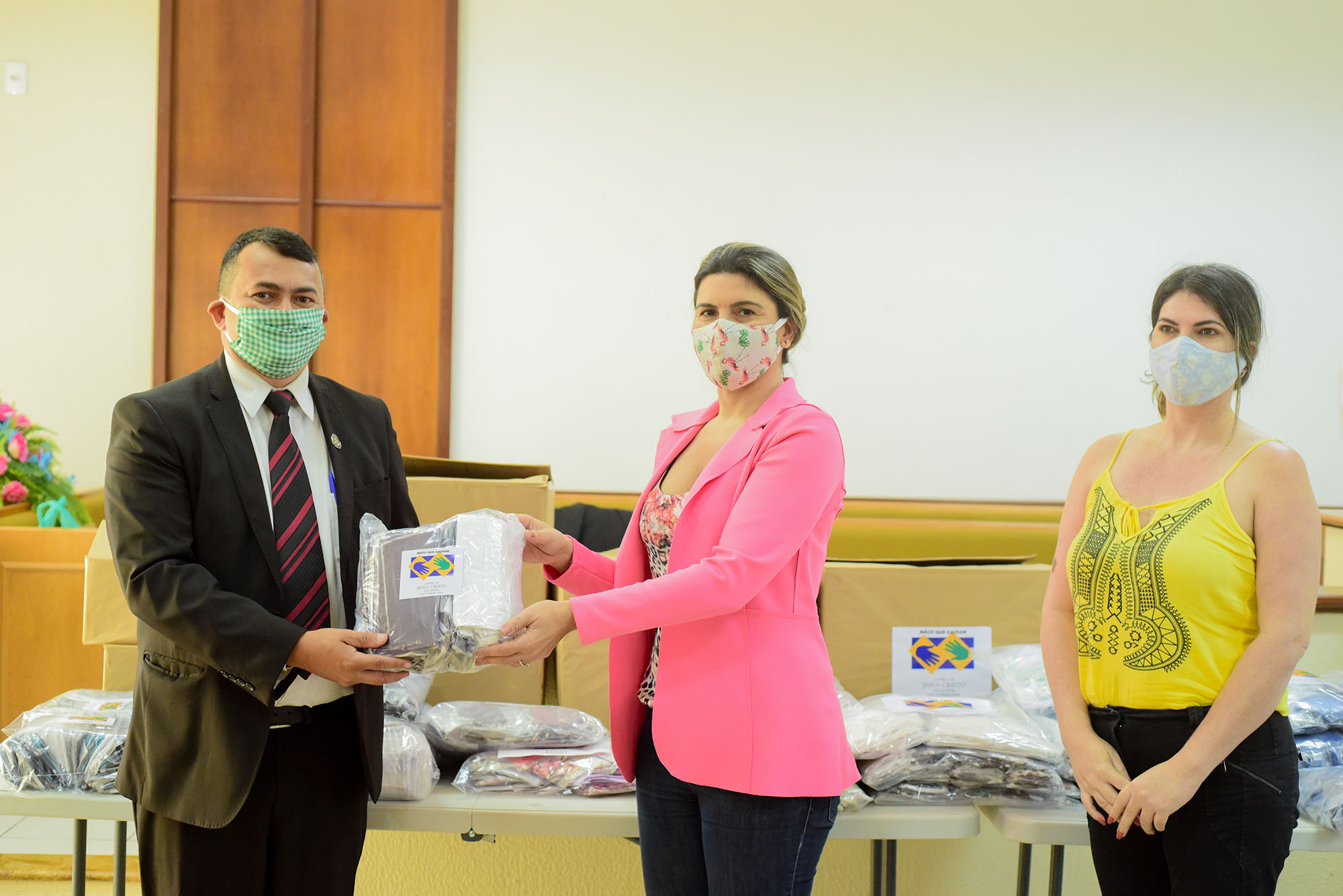 Prefeitura distribui máscaras a pessoas em estado de vulnerabilidade social com apoio da Igreja