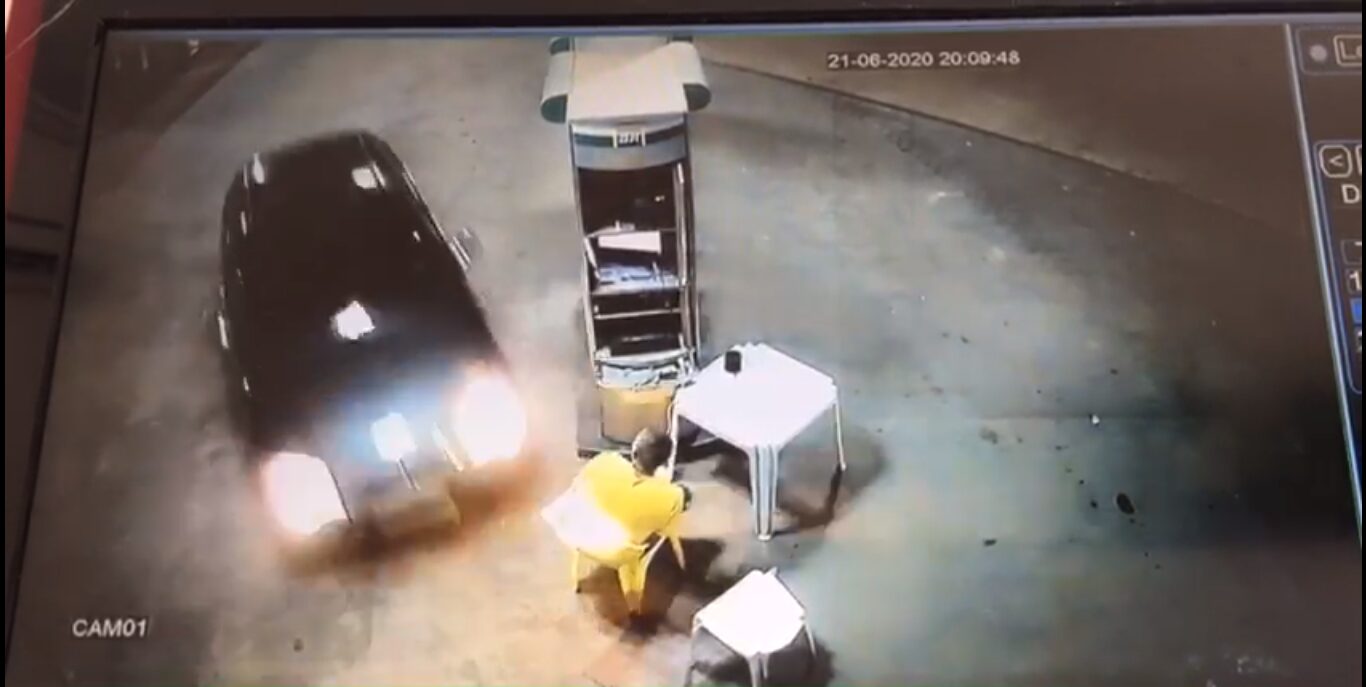 Homem invade posto de gasolina e tenta matar frentista atropelado; assista