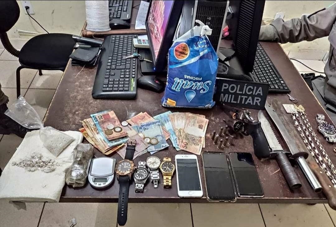 PM prende homem com arma de fogo e drogas no Bairro Mocinha Magalhães