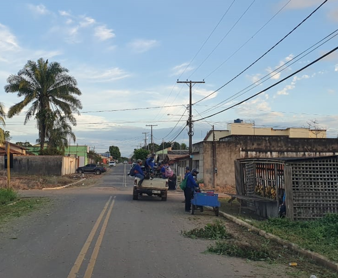 Trabalhadores da Prefeitura de Sena são flagrados aglomerados e sem proteção contra covid-19