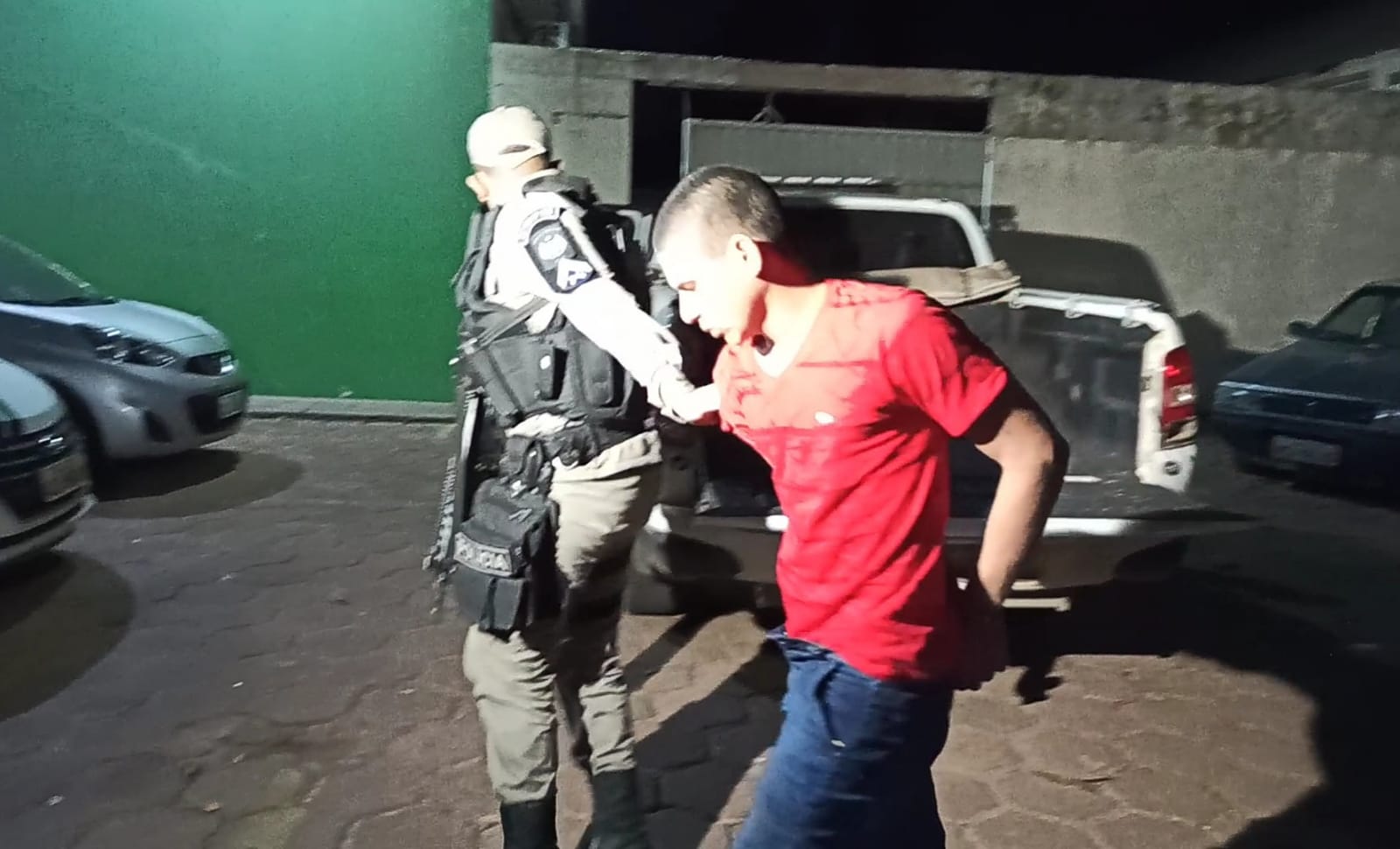 Bandido invade casa e ameaça estuprar mãe que estava sozinha com filho de 4 anos