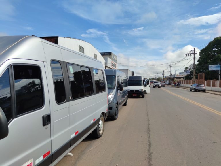 Empresários iniciam carreata para reabertura do comércio no Acre nas ruas da Capital