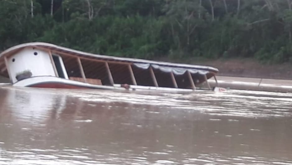 Embarcação com mercadoria náufraga em rio no interior do Acre