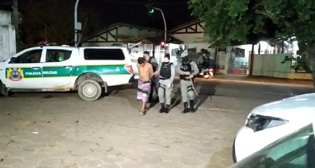 Monitorado por tornozeleira tenta matar irmão, mas é impedido pela família