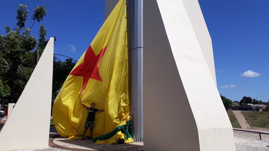 Bandeira do Acre na Gameleira amanhece ao chão e moradores aproveitam para fotos