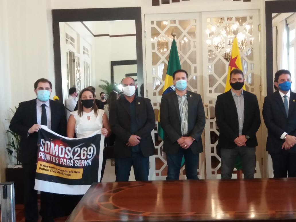 Representante dos novos delegados da Polícia Civil faz protesto em ato de nomeação