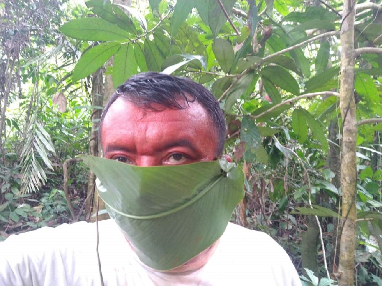 Cacique usa folha de sororoca como máscara para evitar covid-19 e adota lockdown na aldeia
