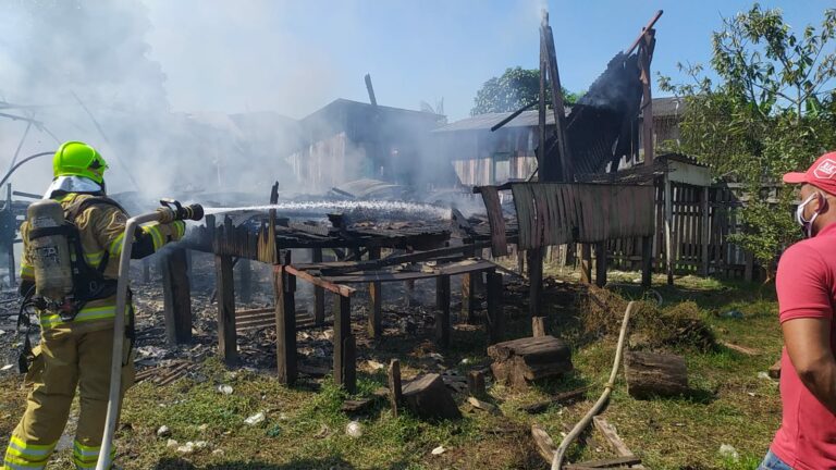 IncĂȘndio consome casa de madeira em bairro da Baixada da Sobral