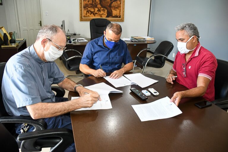 Prefeitura de Cruzeiro do Sul e Diocese firmam parceria para manutenção de escolas